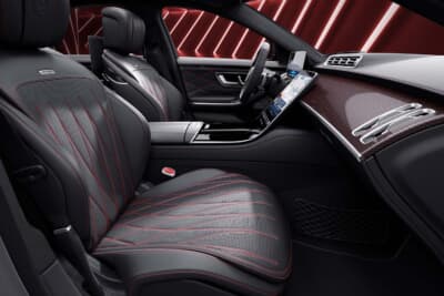AMG専用ダイヤモンドステッチのシートには、バックレストにAMGバッジ、ヘッドレスト にエンボス加工されたAMGロゴを備えている。（C）メルセデス・ベンツ日本