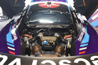 マクラーレンのGT4マシン、3.8LツインターボチャージャーV8エンジンは7速トランスミッションを介し、560psを発揮し、最高速は時速205マイルに到達する。この車両は2022年から英国GT選手権に投入されている一台