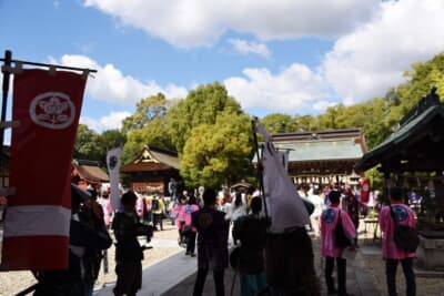市北部にある伊賀八幡宮が行列のスタート地点。昼前から武者姿の参加者が集まった