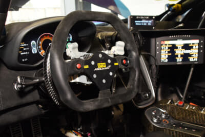 チームBRITとスロベニアのMME Motorsport によって開発されたハンド・コントロール・システムは、ステアリング、ブレーキ、クラッチ、スロットル、ギアを手だけでシームレスに制御できるようにしている。