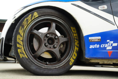 タイヤはSタイヤが禁止されているのでハイグリップラジアル。ブレーキはオートクラフトのキットで容量をアップしている