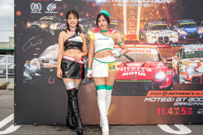 「＃64 Modulo Nakajima Racing」の津田知美さん（左）と「＃52 埼玉トヨペット Green Brave」の有栖未桜さん（右）