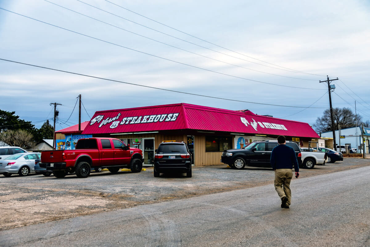 【画像ギャラリー】映画『カーズ』にも登場したテキサス名物の映えスポットとは？ 美しいアール・デコ様式の「ユー・ドロップ・イン」へようこそ