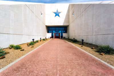 ミュージアムと勘違いしそうな立派なエントランス。正面と左右の壁はテキサスの象徴、ローンスターの形にくり抜かれている