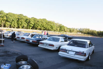 ドンピシャの世代から若い世代まで、さまざまな旧車ファンが自身の車両を持ち込んで走行
