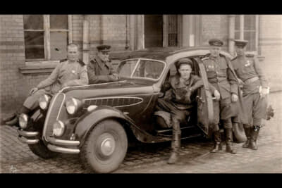 1945年5月23日、ドイツ降伏後のザクセン州ケムニッツにて鹵獲（ろかく）したBMW 326と記念撮影する赤軍兵士たち（Photo: public domain）