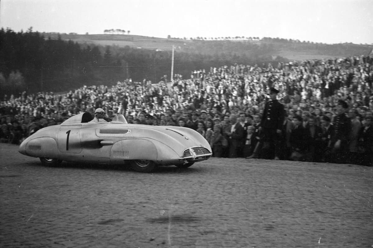 1949年11月29日にザクセンリンクのレースに出場したBMW S1（Photo: public domain）