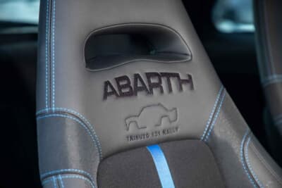 シートにはABARTHのロゴのほかに、131アバルトラリーの車体が入ったデザインと「TRIBUTO 131 RALLY」の文字が入る