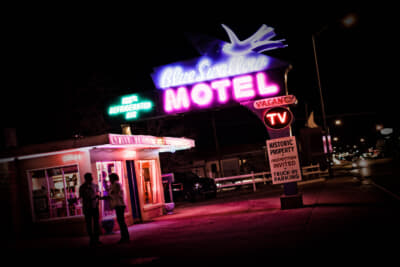 約80年の歳月を越えて灯り続ける、ブルースワロー・モーテルのネオンサイン。夜になればカメラを構えた人がそこかしこに