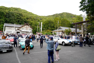 スタート地点である岡山市の護国神社前にクラシックカーやスーパーカーが80台も集合（C）ベッキオ・バンビーノ実行委員会