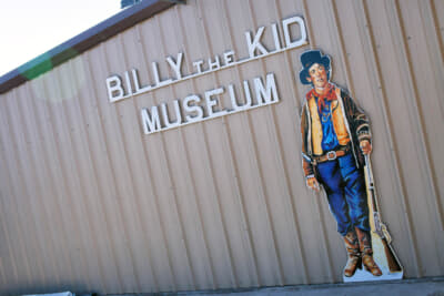 ミュージアムのエントランス。パネルはビリー・ザ・キッドの写真でもっとも有名な1枚だ。当時としてもかなり小柄だったらしい