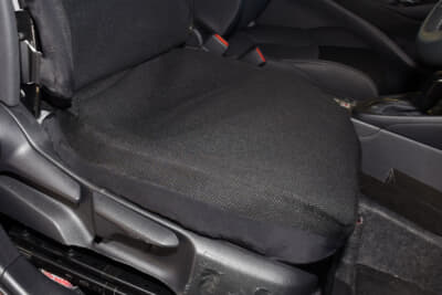 キネティックシートは、シート自体の構造ではなく、シートカバーのように、通常の車両に装着されているノーマルシートの上に置いて使用することを前提に開発が進められている