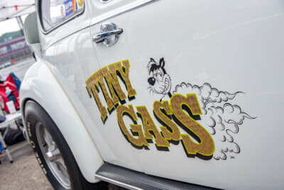 ボディサイドには車名の「TINY GASS」が描かれる