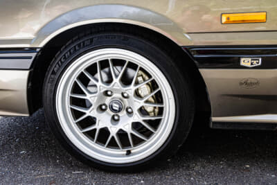 R32 GT-Rの標準車のキャリパーを導入するとともに、Vスペックの純正ホイールを装着。同時に4穴から5穴化している