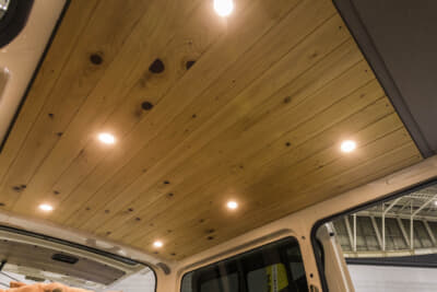 天井はもちろん、フロアや設置される家具に至るまで上質な木材を贅沢に使用