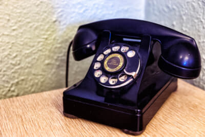 日本でも昔は当たり前だったダイヤル式の黒電話。実際に使ったことはないけど、フロントとの内線に使えたりするのだろうか