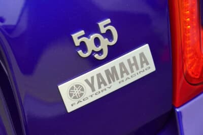 アバルトとヤマハのコラボレーションにより誕生したマシンは、MotoGPマシンである「YZR-M1」をオマージュした特別仕様車