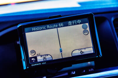 ポータブルナビの画面には「ヒストリック・ルート66」の文字が。30マイル（約50km/h）くらいでゆっくり走るのがよく似合う道だ