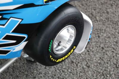 タイヤは実際にEVカートで使用されたタイヤとは異なっている