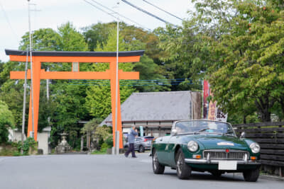 皆野椋神社の鮮やかな大鳥居を背にスタートする1964年製MG B