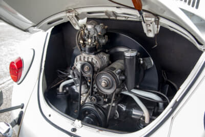 シンプルな1200ccの水平対向4気筒エンジンにスーパーチャージャーをプラス