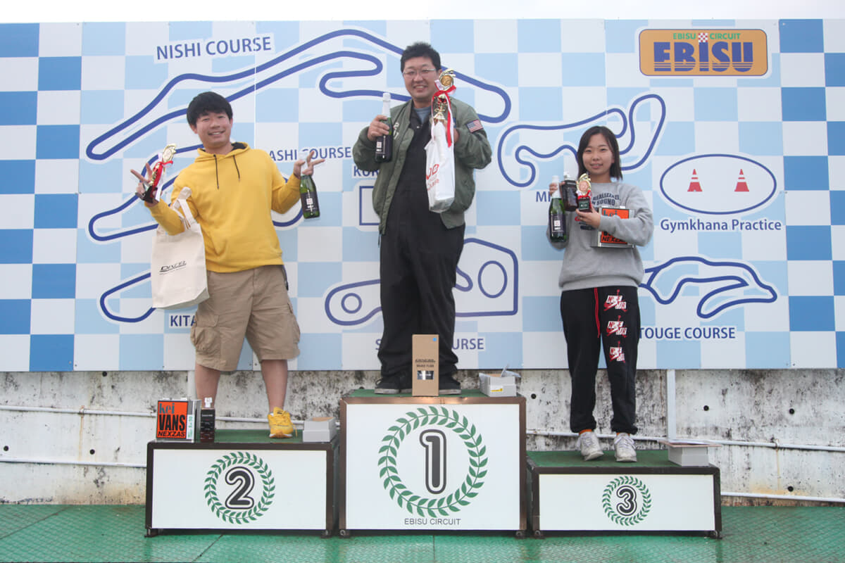 東北660選手権の5クラス表彰式。 ※1位と3位は不在のため代理