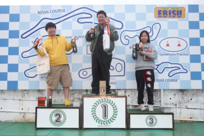 東北660選手権の5クラス表彰式。 ※1位と3位は不在のため代理