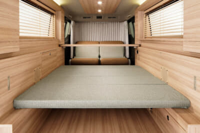 折り畳み式のベッド。2分割となっているため自在なアレンジも可能