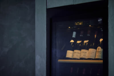 ワインセラーにはロマネ・コンティにラ・ターシュなど偉大なワインを筆頭に銘醸ワインを揃えている