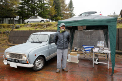 アロンフランセ車山でブース出展していた奧村文晴さんと愛車の1989年式ルノー キャトルGTL