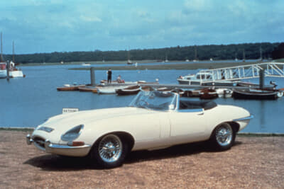 ジャガー E タイプの発表は1961年のジュネーブ・モーターショー。オープンとクーペの2バージョンがラインナップされ、直列6気筒エンジンが搭載された