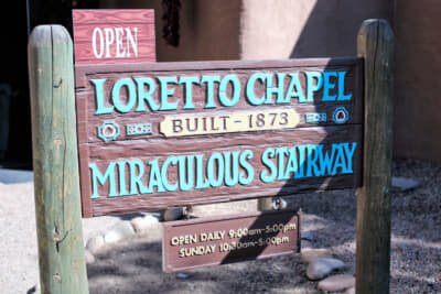 「奇跡の階段」があるロレット・チャペルは超メジャーな観光スポット。礼拝堂ではあるがギフトショップも備えており入場料は5ドルだ