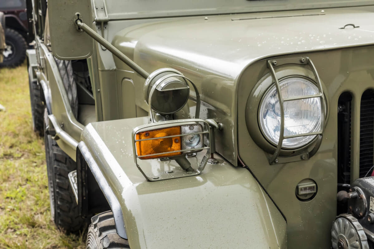管制灯火と呼ばれる軍用車ならではのライト類や各灯火類にガードが備わる