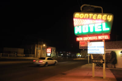 アルバカーキのモントレー・モーテル。コロナ禍で渡米できない間にノンスモーカーズ・モーテルのネオンは外されてしまったようだ