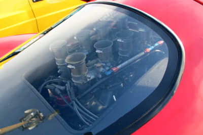エンジンは排気量5.7リッターのシボレー製V8で、もちろん、ミッドシップだ