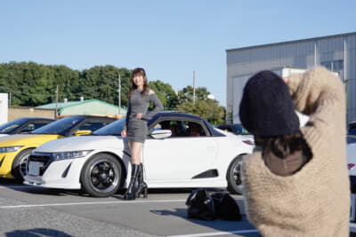 見澤さんの愛車の脇に立って被写体となっているのはS660乗りのモデル“ゆっきー”さん