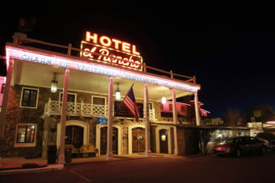 往年の映画スターたちが定宿としていた、ギャラップのエル・ランチョ・ホテル。歴史と格式ある宿に相応しいサービスを受けられる