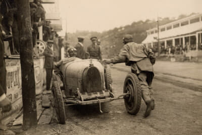 1924年に登場したブガッティT35。写真は1924～25年のスペインにて