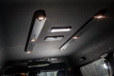 車内カーテンによってプライベートはしっかりと守られている。また夏場ならオプションの網戸を装着することも可能。夜間でも車内で遊べるように天井に配置されているのは明るいスポットタイプのLEDルームランプ