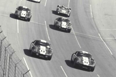 1965年のデイトナ12時間レース。先頭右側、ゼッケン11が日本にやって来たCSX230
