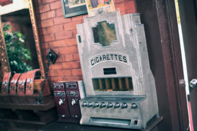 いつの年代かは分からないが、レトロなタバコの自動販売機。私は吸わないので使うことはないが、聞いたところちゃんと動くそうだ