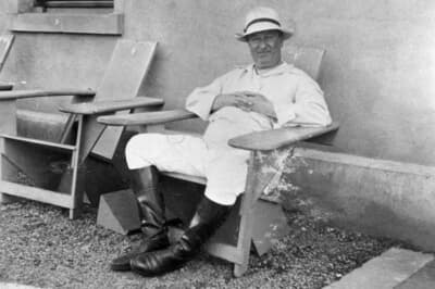 家具作家だった父カルロのデザインした椅子に座りモールスハイムの自宅でくつろぐ、創業者エットレ・ブガッティ。撮影年不詳