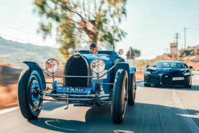 約100年前の1924年にデビューしたブガッティ「T35」（手前）と、2019年から40台限定で生産されたハイパーカー「ディーヴォ」（奥）
