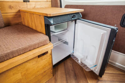 こちらの冷蔵庫はリアゲート付近に設置されることで中はもちろん、外からの利用に便利な仕組み。天板はテーブルとしても機能する