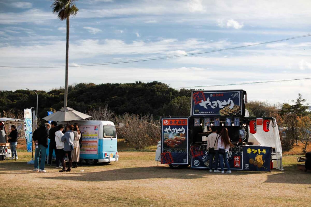 併設会場内では、ひびき海の公園主催「肉フェス2023」も開催。ワンコイン＝500円均一で楽しめる自慢の肉料理を楽しめた