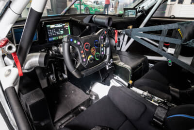 レーシングカーらしい運転席まわり。911 GT3 Rなどと同様のステアリングが備わっている