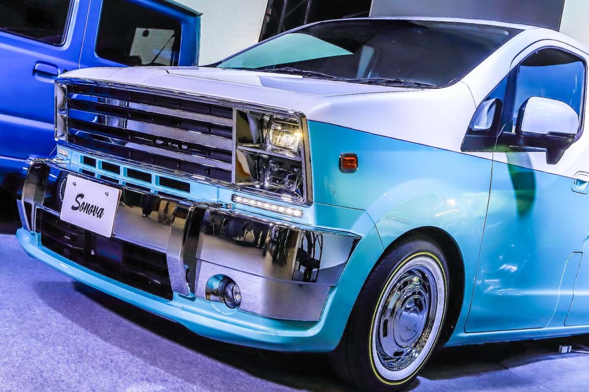 【画像ギャラリー】スズキ「ジムニー」と日産「NV200」が角目USスタイルに！「東京オートサロン2024」と「アルパインスタイル」6店舗で予約