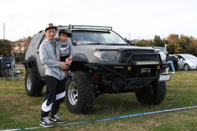 2004年式トヨタ「ハイラックスサーフ」とオーナーの小野智範さん。お子さんは当日一緒にイベントに参加していた蒼凉くん