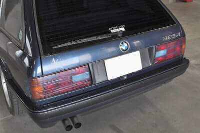 BMW E30 325iツーリングのリアビュー