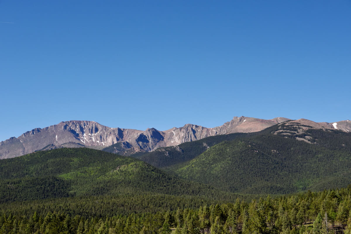 パイクスピークはロッキー山脈の東端に位置する標高4302ｍの山（写真左端）。その山頂へつながる観光道路「パイクスピークハイウェイ」の後半の20kmほどを使用して行われるのがこのパイクスピーク・インターナショナル・ヒルクライム